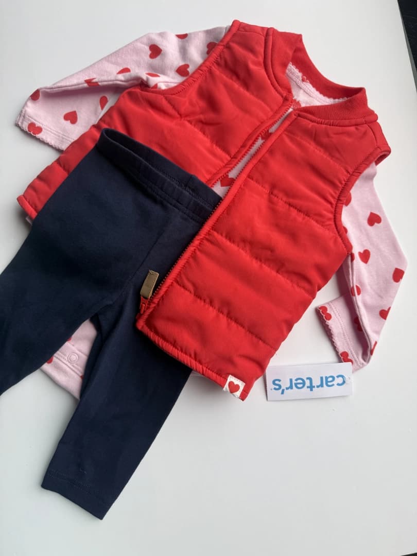 Conjunto con chaleco y corazones