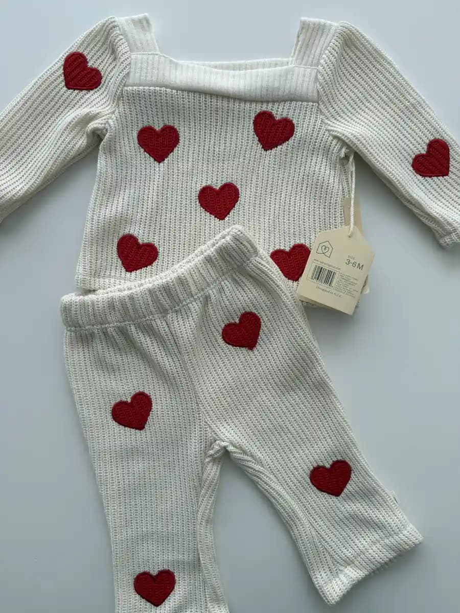 Conjunto tejido de corazones